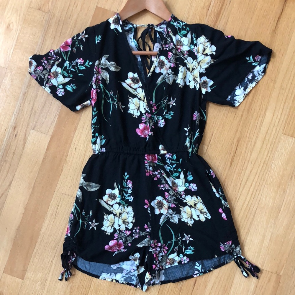 Band of Gypsies XS Black Floral Romper w/ Pockets